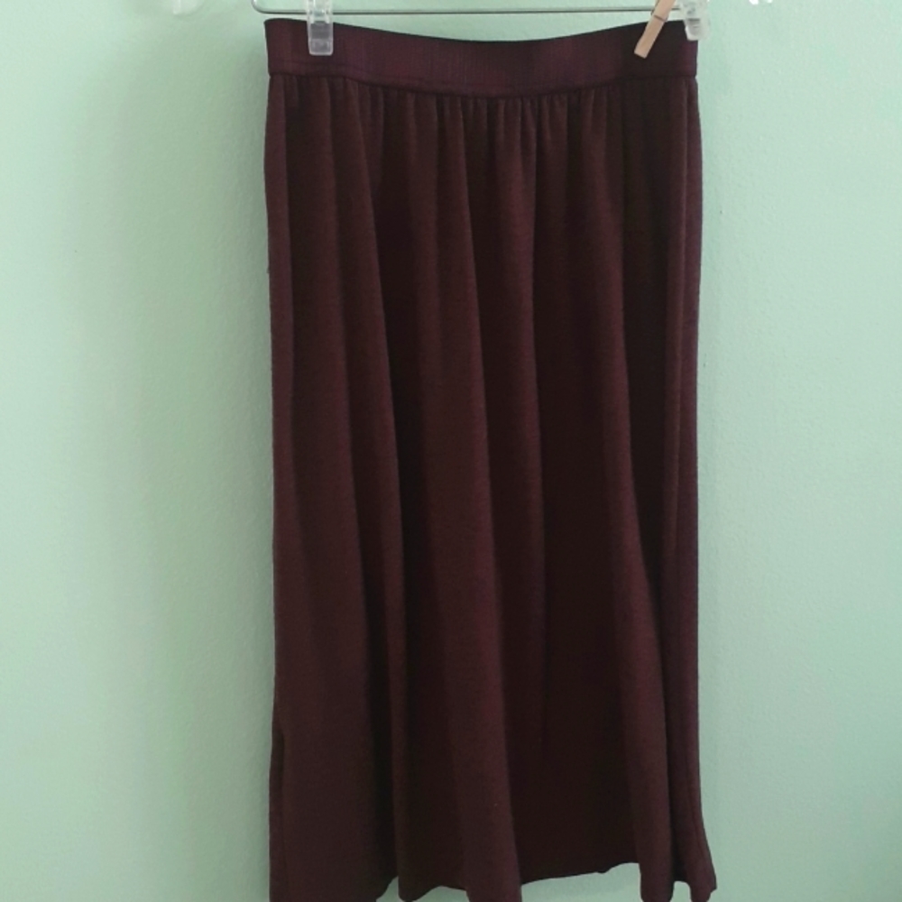 Zara Trafaluc t-shirt collection skirt. Polyester, viscose, spandex. Burgundy. S